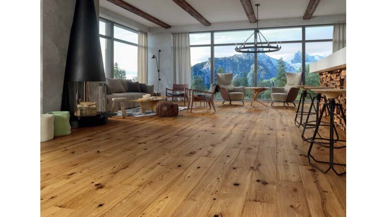 Wohnraum mit Holzboden, Alpenblick, Kamin, Naturholzoptik